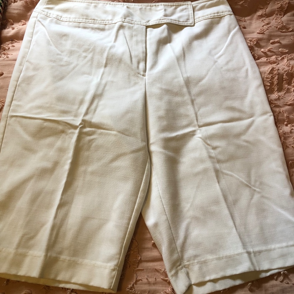 Briggs New York white dress bermuda shorts, size 12, excellent!